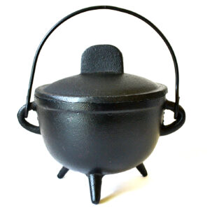 4 1/2" Cast iron cauldron w/ lid